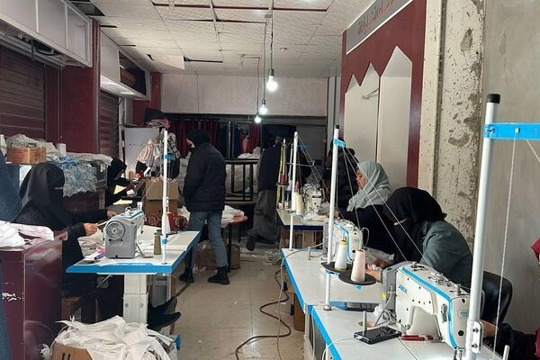 صنع حفاضات الأطفال من أقمشة جائحة كورونا داخل مصنع خياطة في رفح جنوب القطاع صنع حفاضات الأطفال من أقمشة جائحة كورونا داخل مصنع خياطة في رفح جنوب القطاع - الخليج 365 عربي