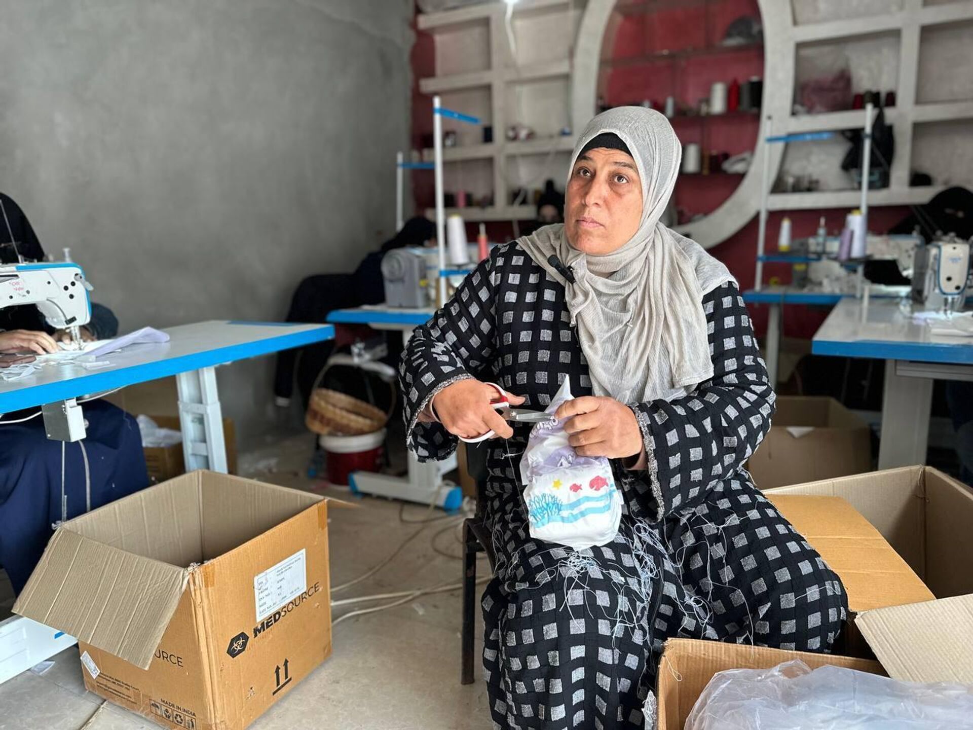 صنع حفاضات الأطفال من أقمشة جائحة كرونا داخل مصنع خياطة في رفح جنوب القطاع صنع حفاضات الأطفال من أقمشة جائحة كرونا داخل مصنع خياطة في رفح جنوب القطاع - الخليج 365 عربي, 1920, 01.03.2024