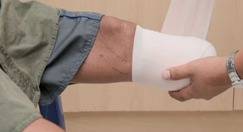 الامارات | قطع رجليه بفأس للحصول على بوليصة التأمين ولم ينجح