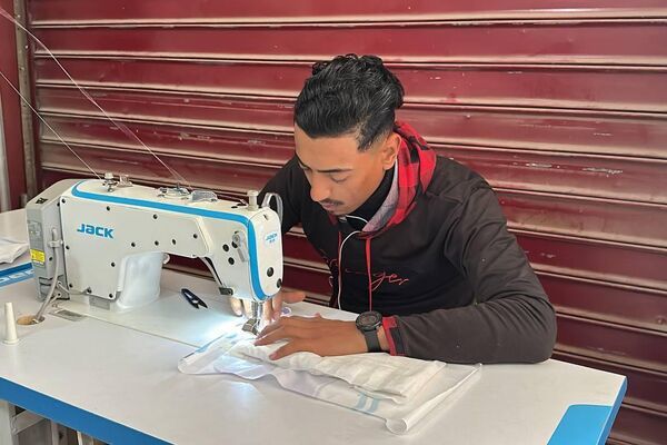 صنع حفاضات الأطفال من أقمشة جائحة كورونا داخل مصنع خياطة في رفح جنوب القطاع صنع حفاضات الأطفال من أقمشة جائحة كورونا داخل مصنع خياطة في رفح جنوب القطاع - الخليج 365 عربي