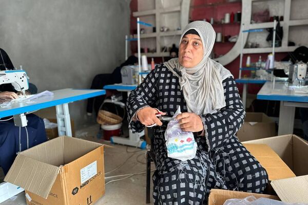 صنع حفاضات الأطفال من أقمشة جائحة كورونا داخل مصنع خياطة في رفح جنوب القطاع صنع حفاضات الأطفال من أقمشة جائحة كورونا داخل مصنع خياطة في رفح جنوب القطاع - الخليج 365 عربي