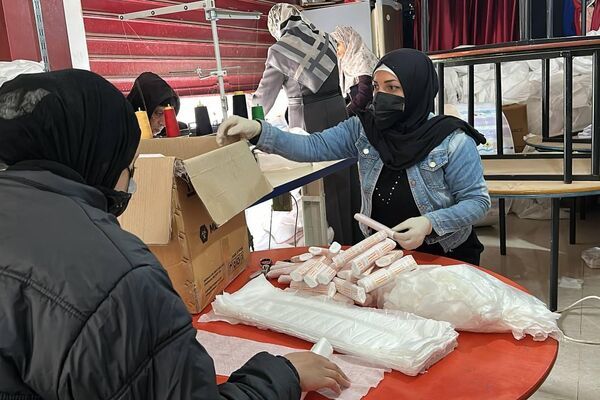 صنع حفاضات الأطفال من أقمشة جائحة كورونا داخل مصنع خياطة في رفح جنوب القطاع صنع حفاضات الأطفال من أقمشة جائحة كورونا داخل مصنع خياطة في رفح جنوب القطاع - الخليج 365 عربي