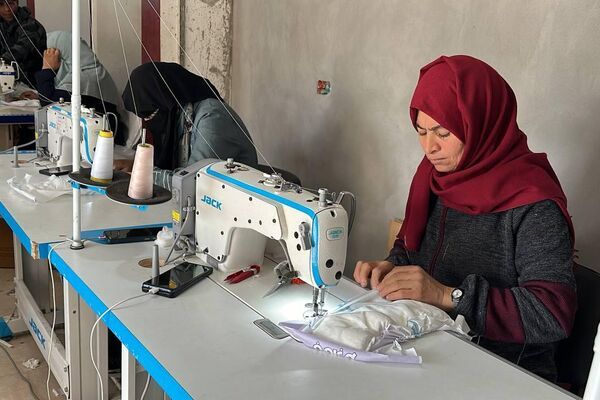 صنع حفاضات الأطفال من أقمشة جائحة كورونا داخل مصنع خياطة في رفح جنوب القطاع صنع حفاضات الأطفال من أقمشة جائحة كورونا داخل مصنع خياطة في رفح جنوب القطاع - الخليج 365 عربي