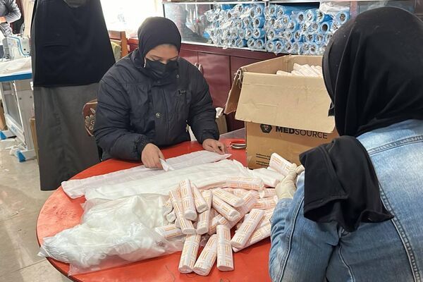 صنع حفاضات الأطفال من أقمشة جائحة كورونا داخل مصنع خياطة في رفح جنوب القطاع صنع حفاضات الأطفال من أقمشة جائحة كورونا داخل مصنع خياطة في رفح جنوب القطاع - الخليج 365 عربي