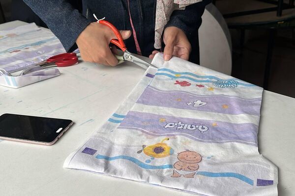 صنع حفاضات الأطفال من أقمشة جائحة كورونا داخل مصنع خياطة في رفح جنوب القطاع صنع حفاضات الأطفال من أقمشة جائحة كورونا داخل مصنع خياطة في رفح جنوب القطاع - الخليج 365 عربي