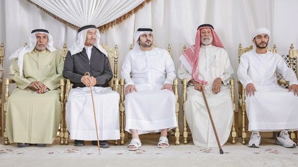 مكتوم بن محمد يقدِّم واجب العزاء في وفاة مسري بن عتيج بالعرطي