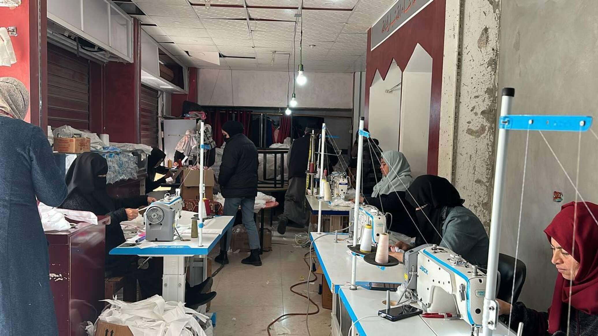 صنع حفاضات الأطفال من "أقمشة جائحة كرونا" داخل مصنع خياطة في رفح