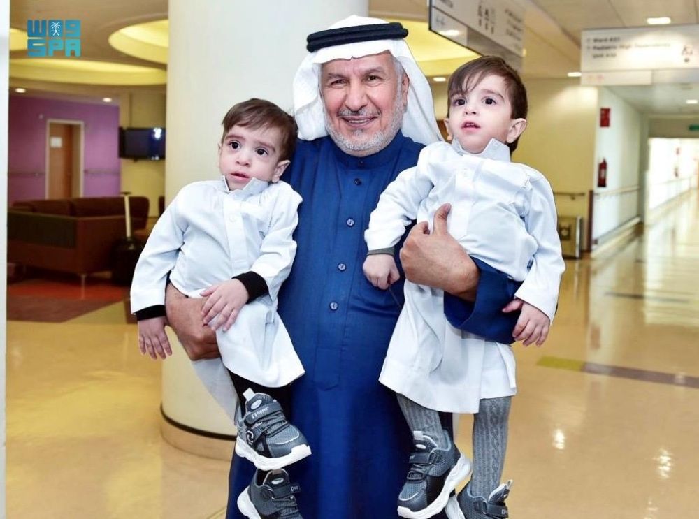 بعد أشهر من فصلهما.. "الربيعة" يطمئن على التوأمين العراقيين "عمر وعلي"