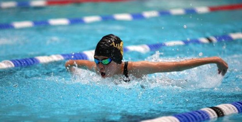 «نجوى» تحدت السن بالسباحة.. فازت بـ11 ميدالية عالمية في عمر 81 عاما