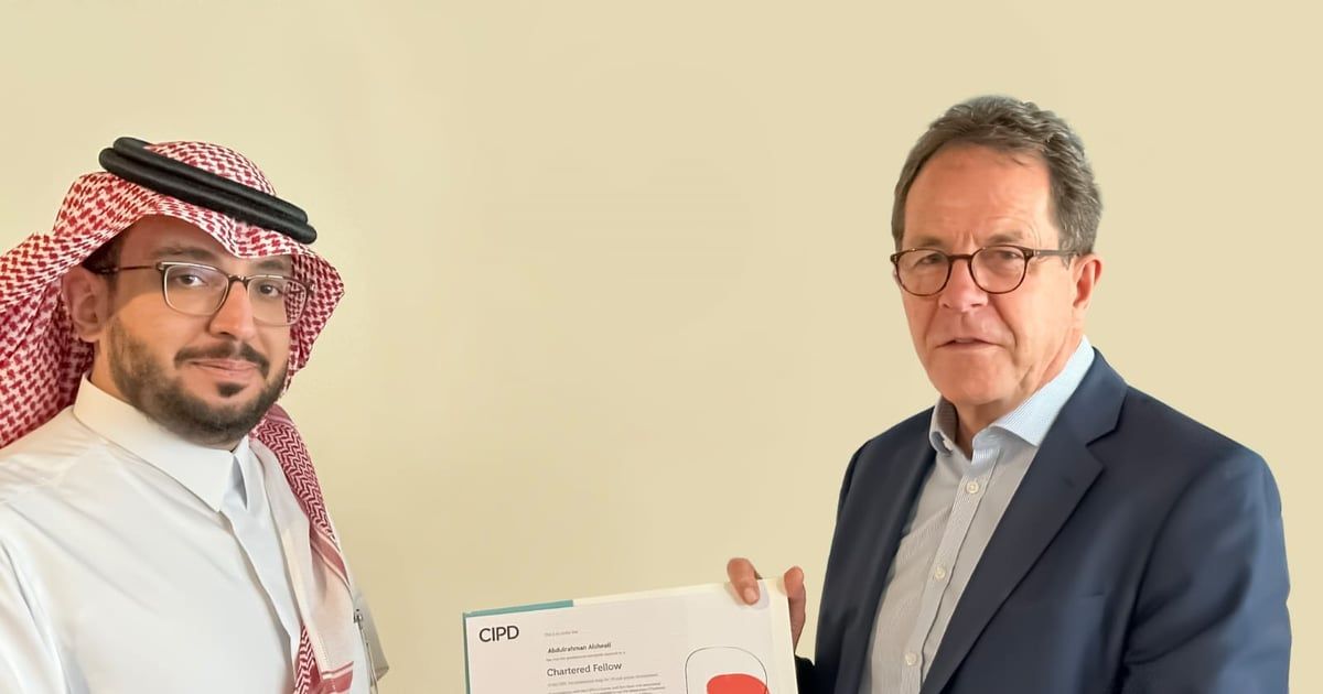 السعودي "الشعيل" يحصل على زمالة الموارد البشرية من معهد "تشارترد" البريطاني