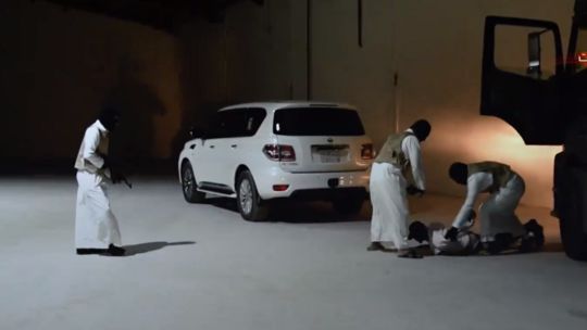 الخليج اليوم .. بالفيديو.. لحظة إحباط تهريب أكثر من مليون قرص مخدر والقبض على مستقبلي الشحنة في السعودية