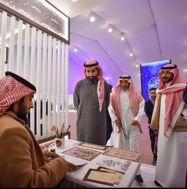 إقبال كبير على معرض الخطّ العربي في مهرجان شتاء درب زبيدة بقرية لينة