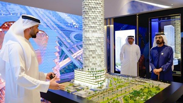 محمد بن راشد يطلع على برج «وقف المليار وجبة»