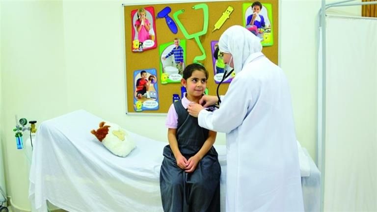 العيادات المدرسية شريان حياة الطلاب .. ولكن ما هي التحديات التي تواجهها؟