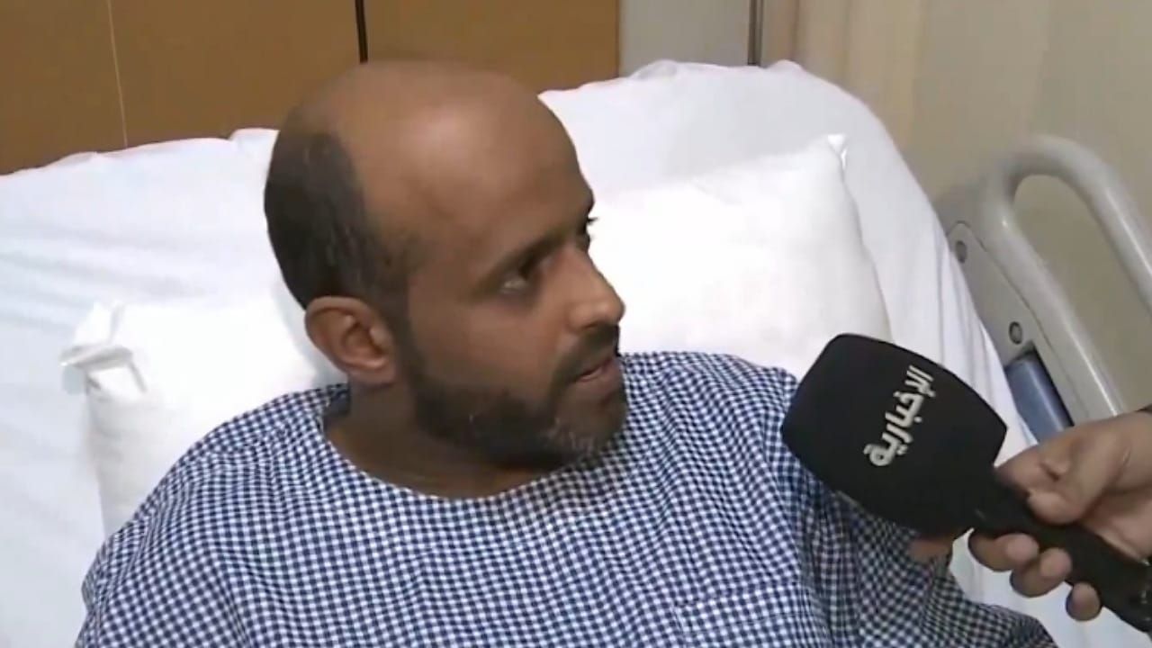 مواطن يروي تفاصيل نجاته من الموت بعد هجوم الكلاب الضالة عليه في تبوك .. فيديو