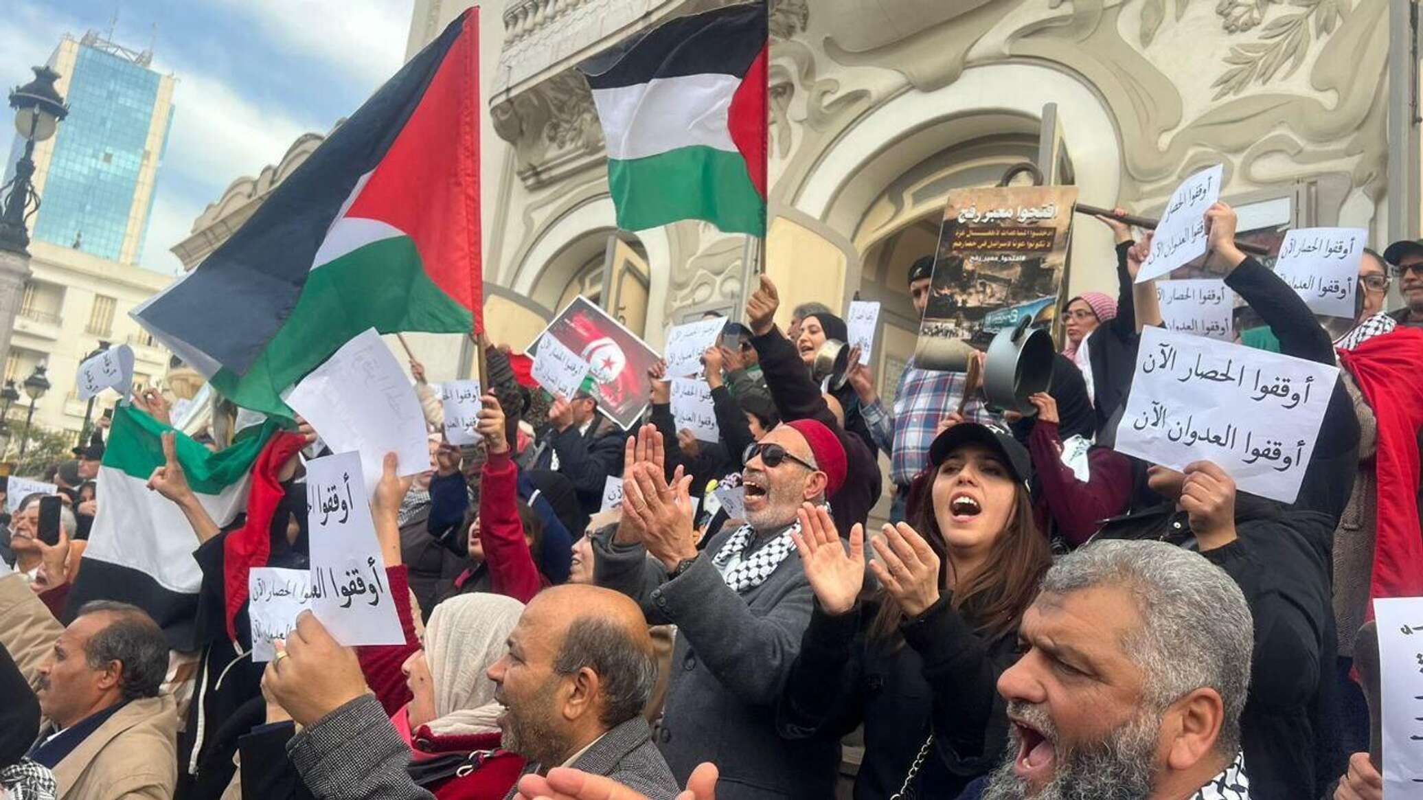 بالأواني الفارغة.. تونسيون يخرجون في مسيرات ضد تجويع الفلسطينيين.. فيديو وصور