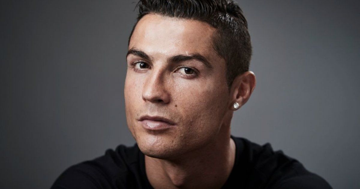 شبيه كريستيانو رونالدو يخطف الأنظار في الرياض - بالفيديو