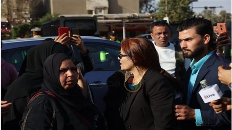 بالصور| رغم المحاضر والمشاكل.. زوجة حلمي بكر تشارك في جنازته