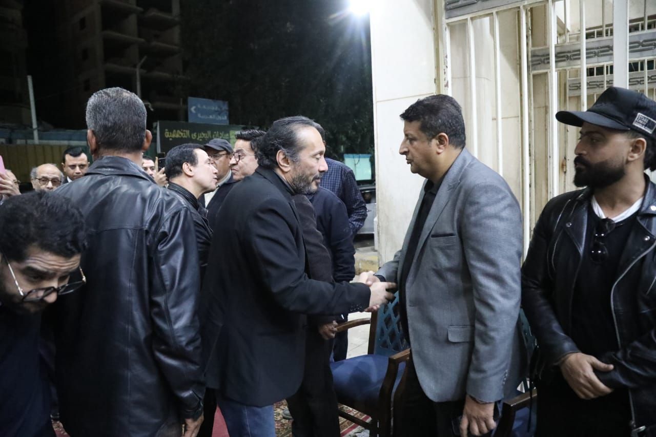 عزاء حلمي بكر| علي الحجار يواسي نجله الأكبر .. صور