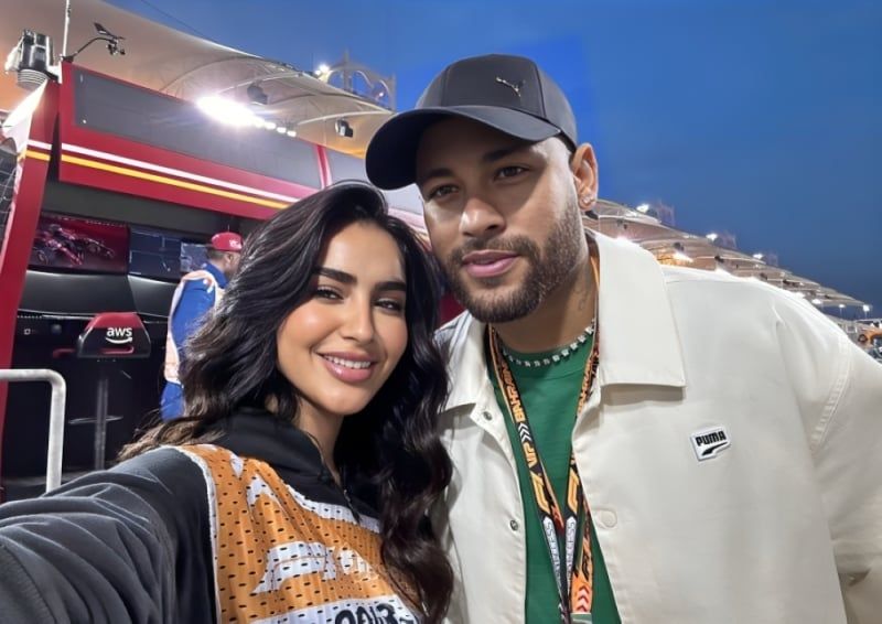 شاهد سيلفي الفاشينيستا منية الصانع مع نيمار في بطولة فورمولا 1 في البحرين يعرضها لانتقادات واسعة