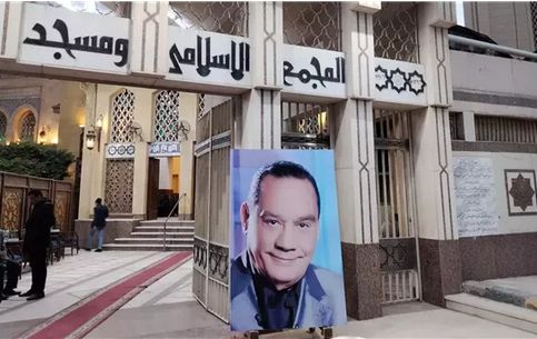 عزاء حلمي بكر| وصول متأخر لنجله الأكبر وأرملته