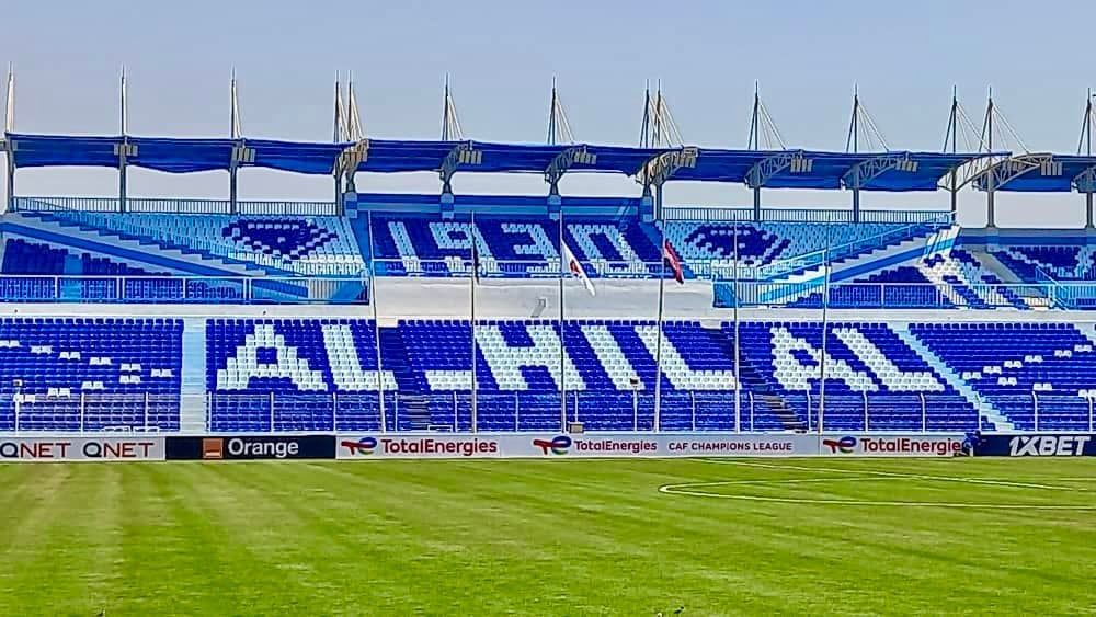 شاهد بالفيديو.. الجيش السوداني يجهز مفاجأة سعيدة لنادي الهلال بعد الوداع الأفريقي ويقوم بتنظيف استاده (الجوهرة الزرقاء) وما حولها من “الدعامة”