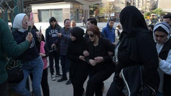 انهيار أرملة الموسيقار حلمي بكر في جنازته