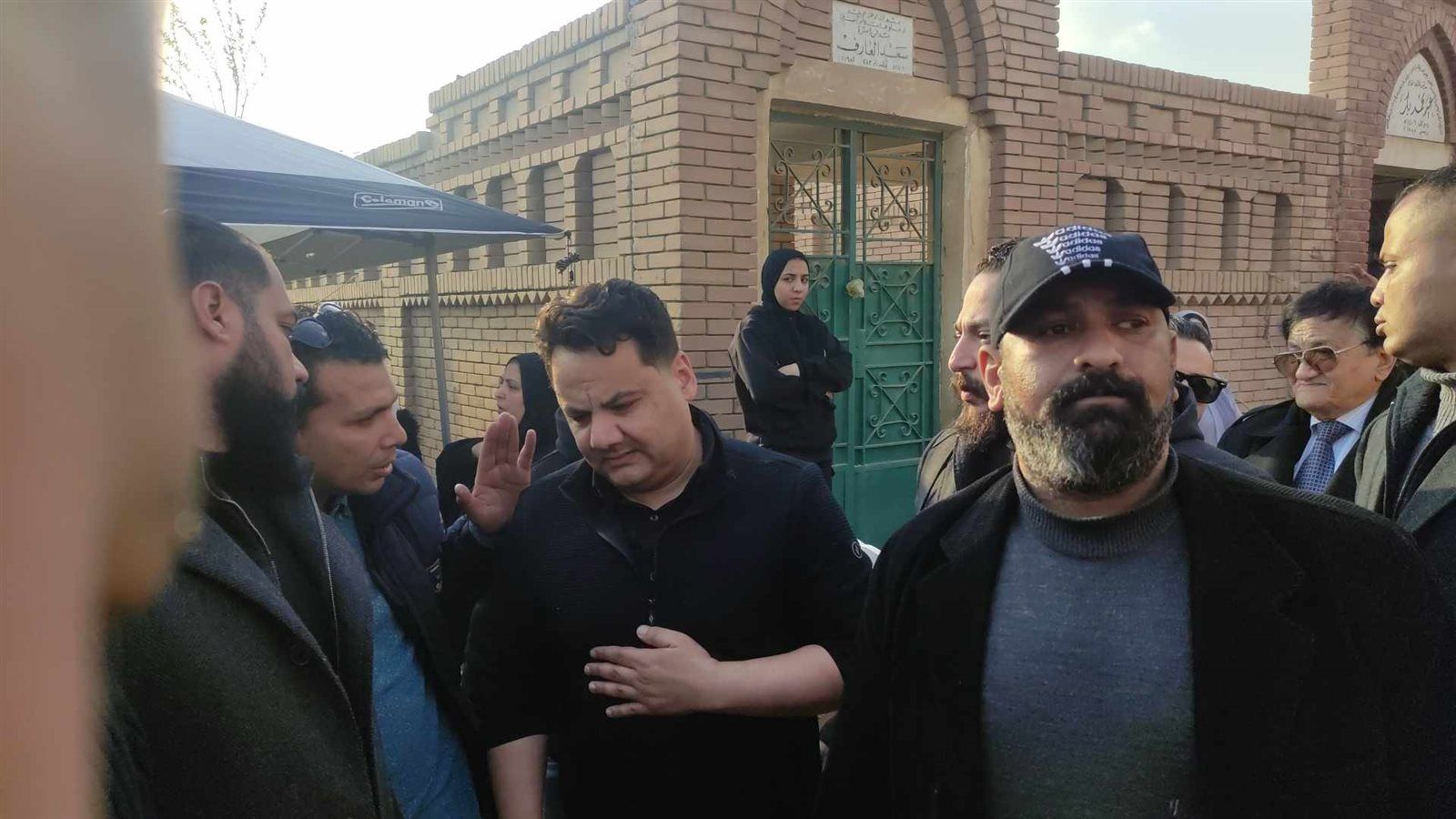 جنازة حلمي بكر.. نجله يتلقى العزاء بالمقابر فور وصول جثمان والده (صور)