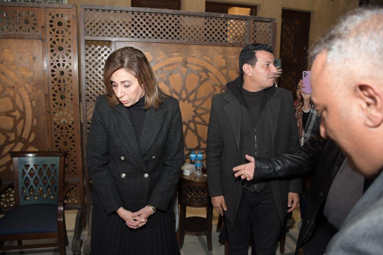 عزاء حلمي بكر|ملامح الحزن تسيطر على وزيرة الثقافة نيفين الكيلاني