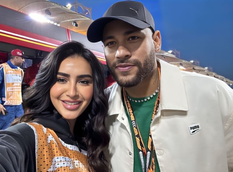 تراند اليوم : شاهد .. سيلفي الفاشينيستا "منية الصانع" مع نيمار يعرضها لانتقادات واسعة .. ومعلقين: وشفيها لاصقة فيه؟!