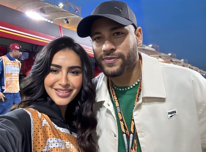 شاهد سيلفي الفاشينيستا منية الصانع مع نيمار في بطولة فورمولا 1 في البحرين يعرضها لانتقادات واسعة