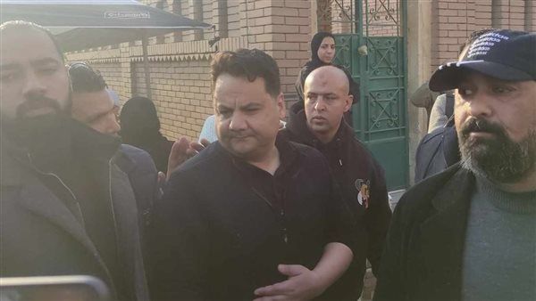 جنازة حلمي بكر.. نجله يتلقى العزاء بالمقابر فور وصول جثمان والده (صور)