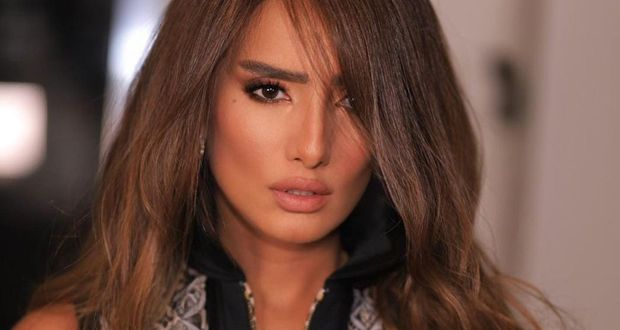 زينة تتعرض لإصابة في وجهها.. صورة تقلق محبيها