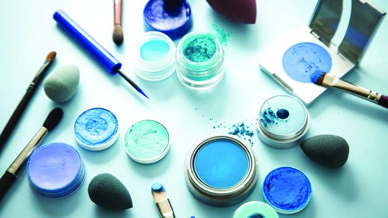 الامارات | ظلال الجفون  تزهو بالأزرق