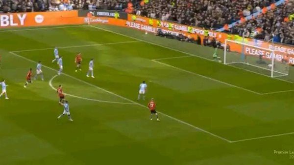 مانشستر سيتي يتأخر أمام اليونايتد في الشوط الأول