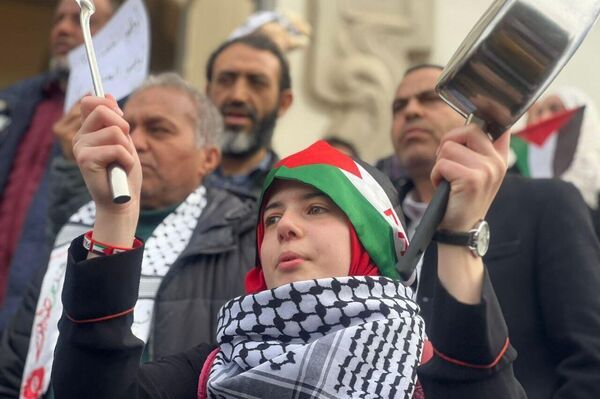 بالأواني الفارغة.. تونسيون يخرجون في مسيرات ضد تجويع الفلسطينيين.. فيديو وصور
