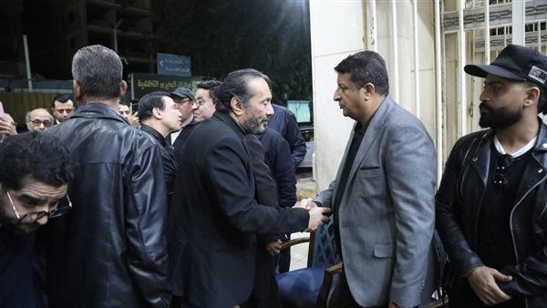 عزاء حلمي بكر| علي الحجار يواسي نجله الأكبر .. صور