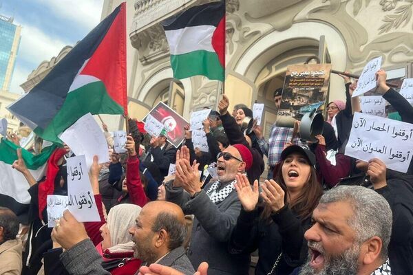 بالأواني الفارغة.. تونسيون يخرجون في مسيرات ضد تجويع الفلسطينيين.. فيديو وصور