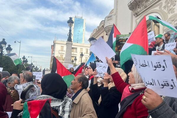 بالأواني الفارغة.. تونسيون يخرجون في مسيرات ضد تجويع الفلسطينيين.. فيديو وصور