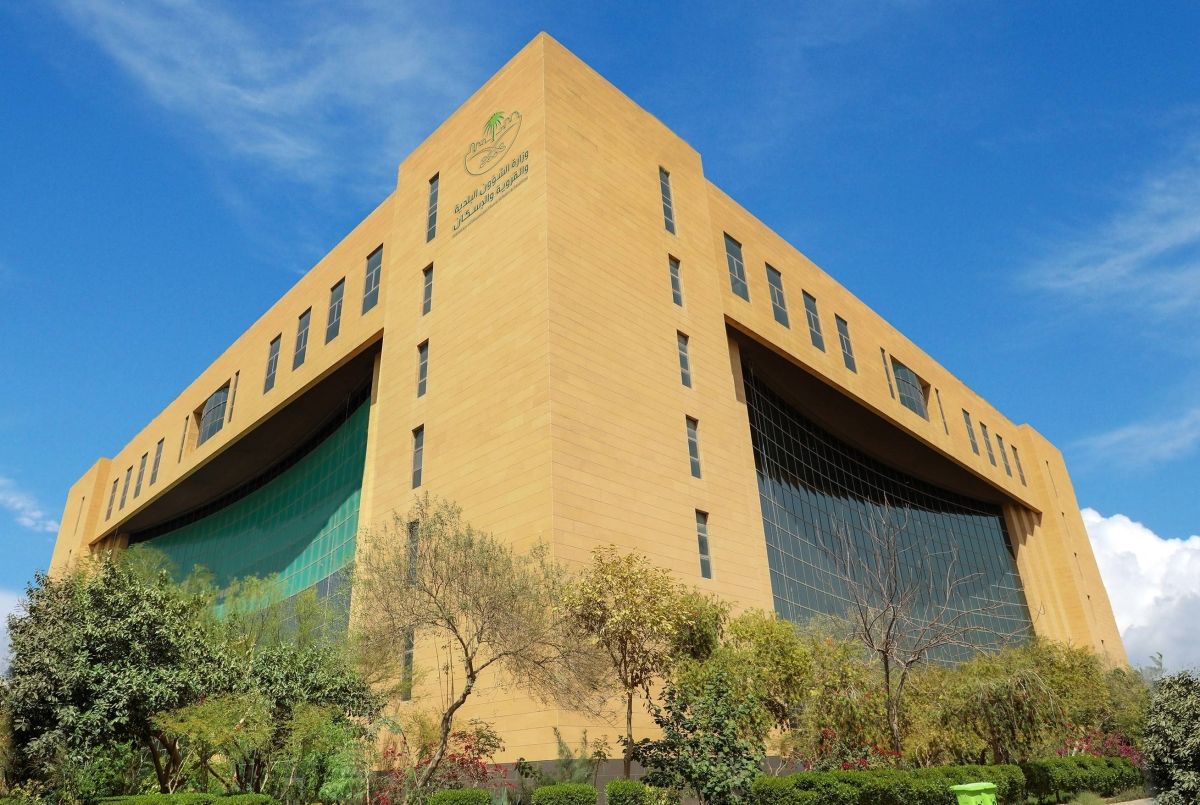 إتاحة نقل موقع المحل دون إلغاء الترخيص التجاري وتنظيم تراخيص التجار المتنقلين