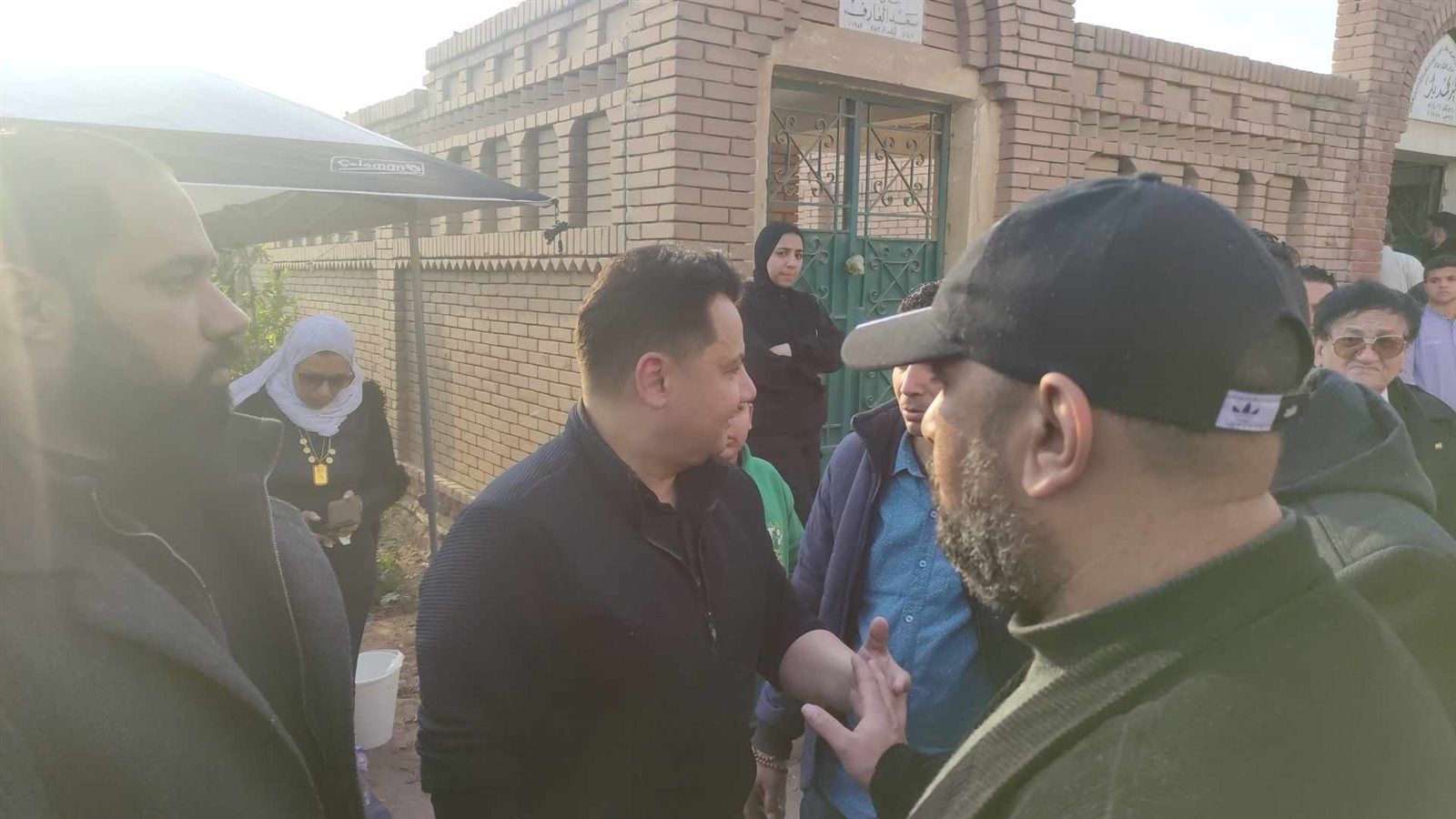 جنازة حلمي بكر.. نجله يتلقى العزاء بالمقابر فور وصول جثمان والده (صور)