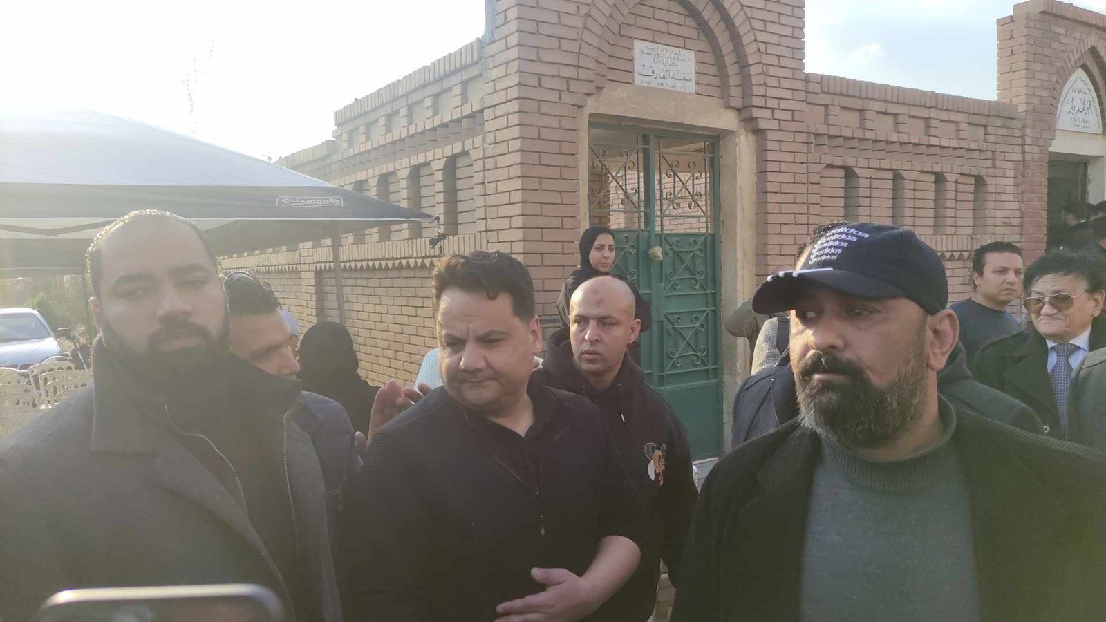 جنازة حلمي بكر.. نجله يتلقى العزاء بالمقابر فور وصول جثمان والده (صور)