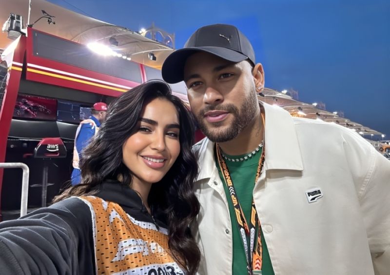 تراند اليوم : شاهد .. سيلفي الفاشينيستا "منية الصانع" مع نيمار يعرضها لانتقادات واسعة .. ومعلقين: وشفيها لاصقة فيه؟!