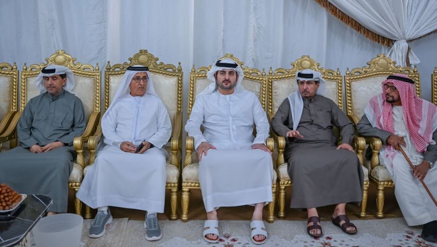 الامارات | مكتوم بن محمد يقدم واجب العزاء في وفاة والدة عبدالله سعيد العامر