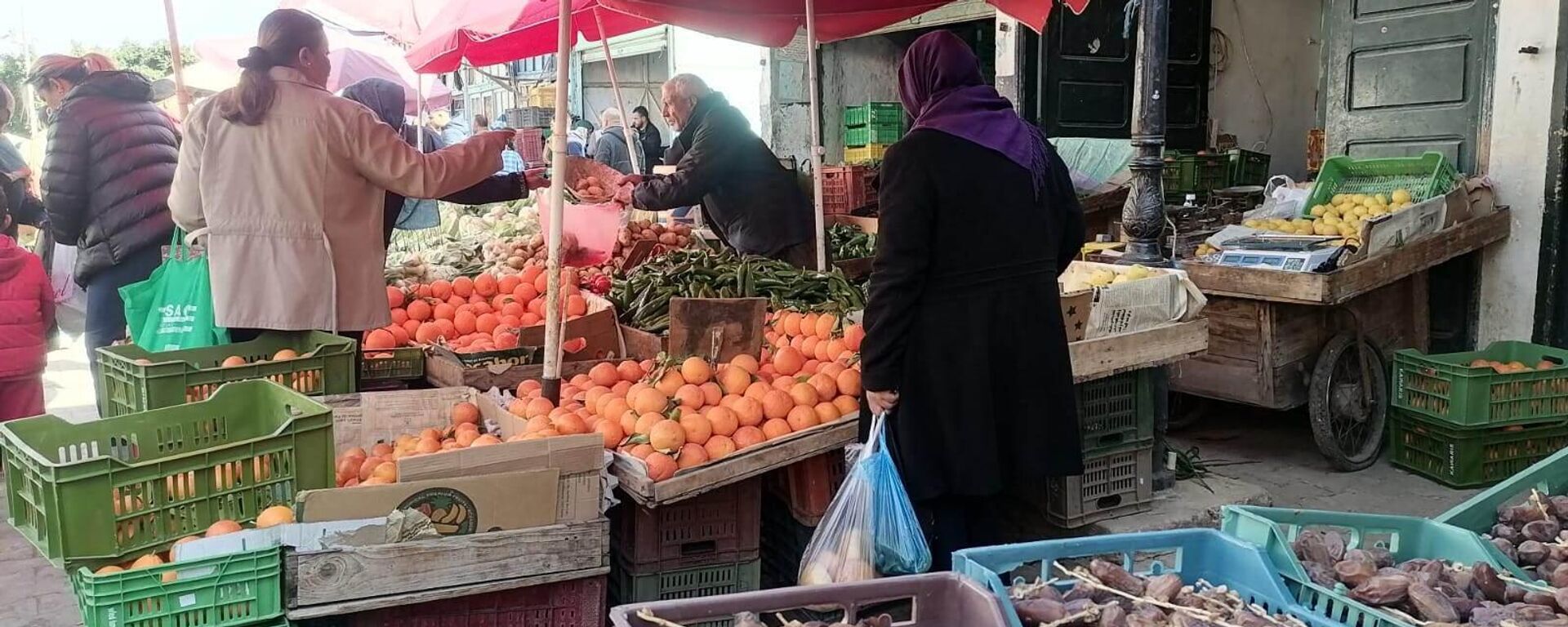 "قفة رمضان" و"موائد الإفطار".. تقاليد تونسية لمساعدة المحتاجين في شهر الصيام.. فيديو وصور