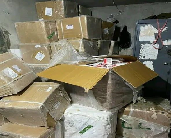 تعز.. مسلحون يقتحمون فرع الهيئة العليا للأدوية ويستولون على شحنة أدوية مهربة بقوة السلاح