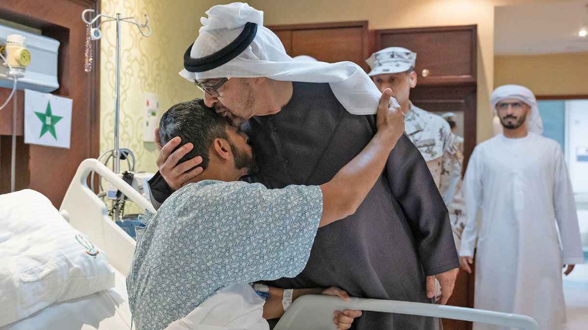 الامارات | رئيس الدولة يطمئن على صحة محمد سالم النعيمي في مستشفى زايد العسكري