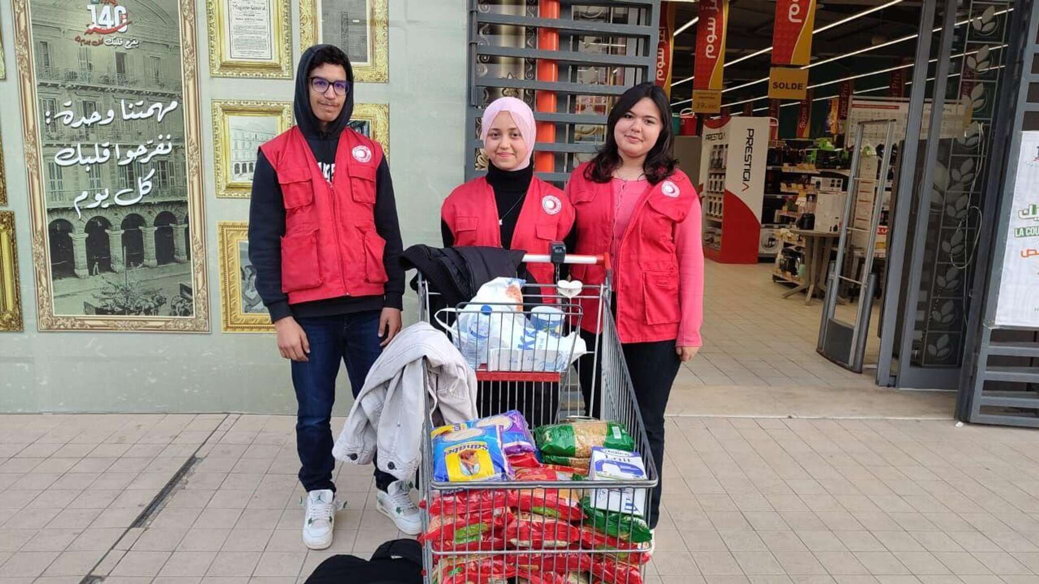 "قفة رمضان" و"موائد الإفطار".. تقاليد تونسية لمساعدة المحتاجين في شهر الصيام.. فيديو وصور