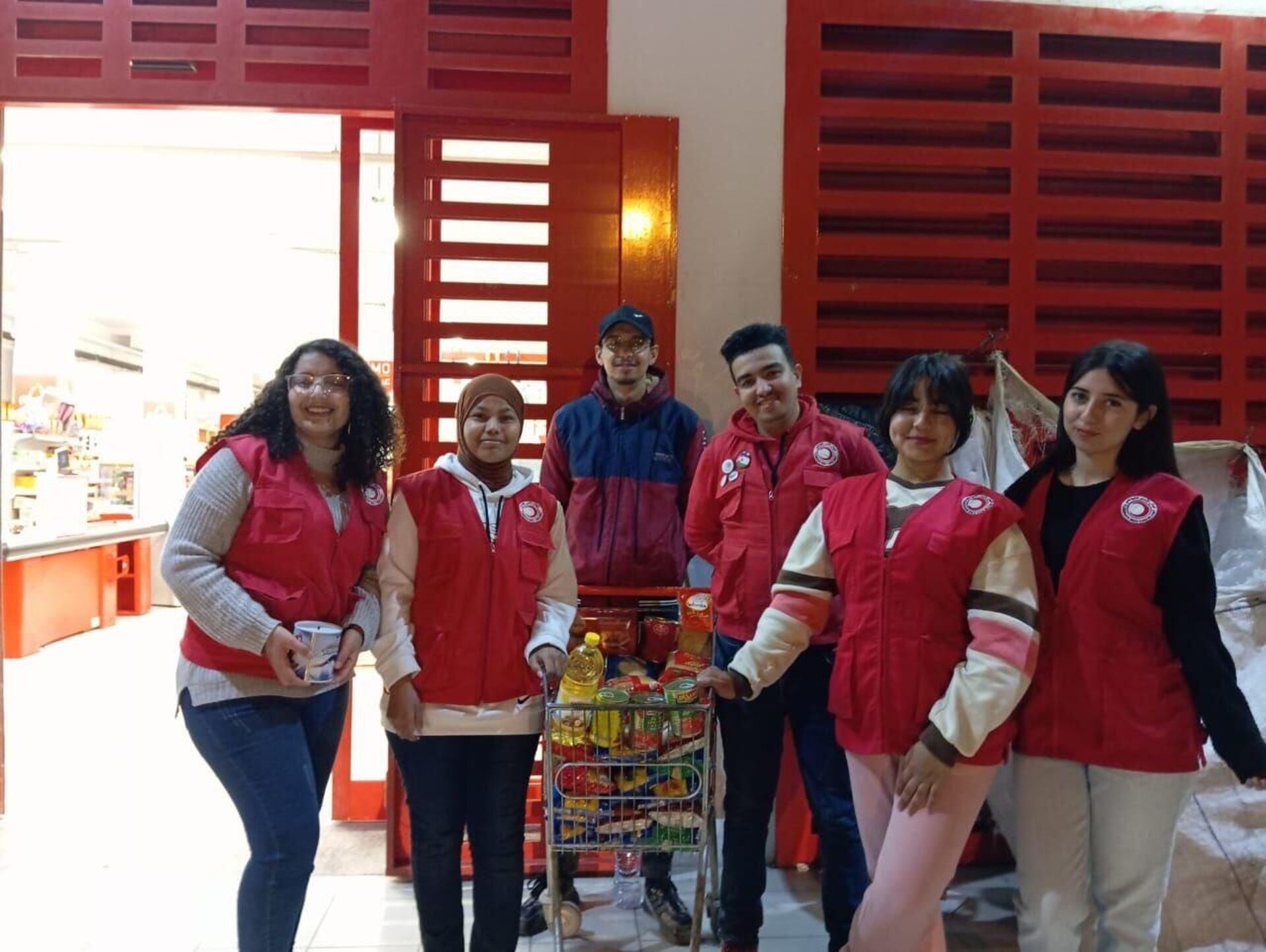 "قفة رمضان" و"موائد الإفطار".. تقاليد تونسية لمساعدة المحتاجين في شهر الصيام.. فيديو وصور