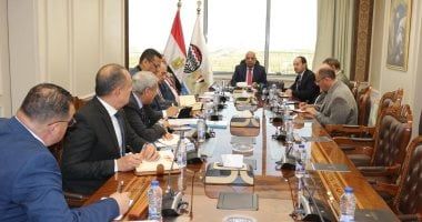 وزير قطاع الأعمال يتابع موقف مشروعات الطاقة النظيفة والتوافق البيئى والتحول الأخضر
